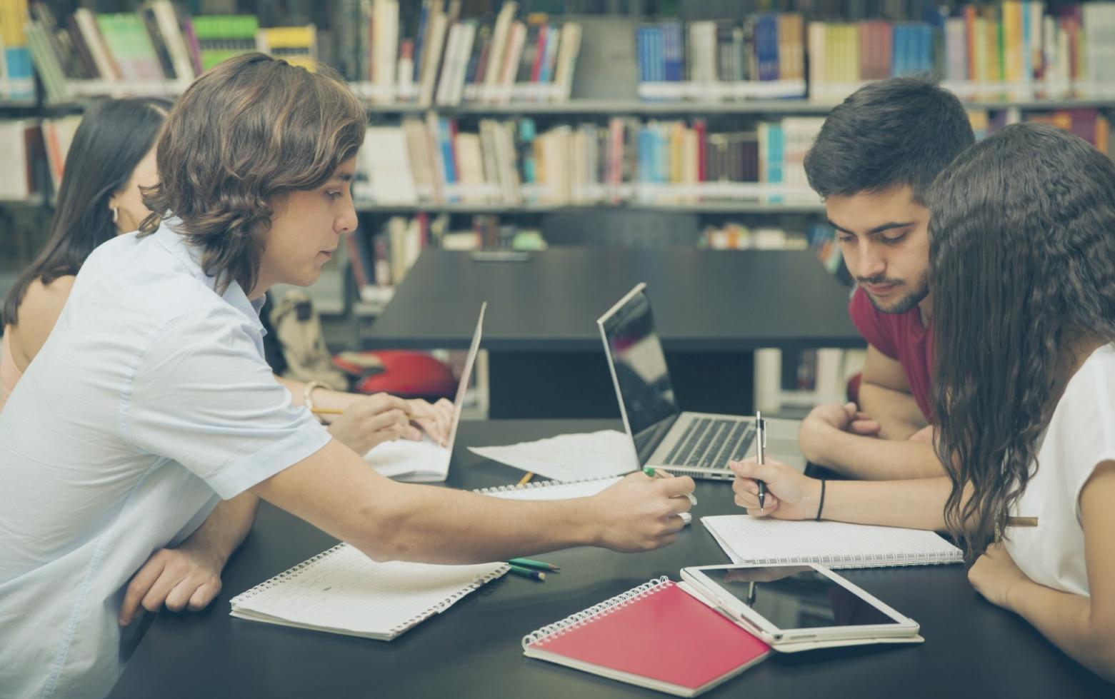 Ambiente di studio online con strumenti interattivi per l'apprendimento del budgeting